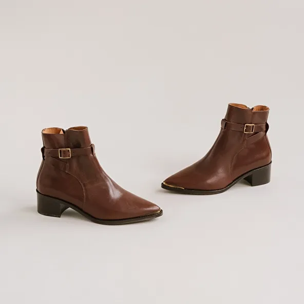 Pointed toe boots in brown leather