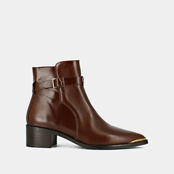 Pointed toe boots in brown leather