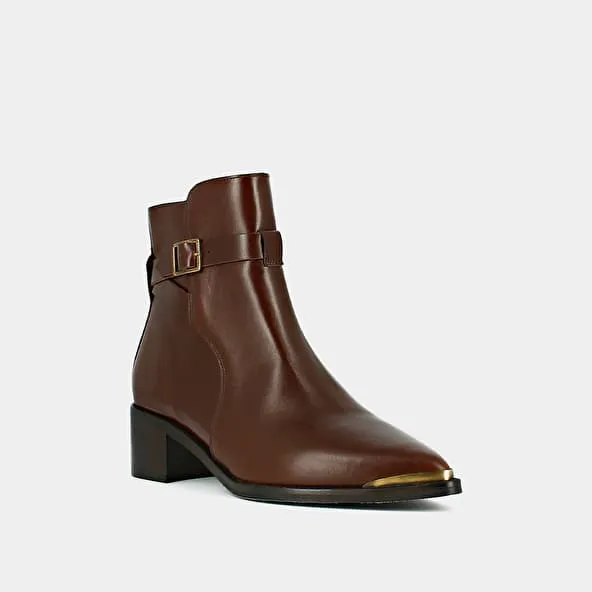 Pointed toe boots in brown leather