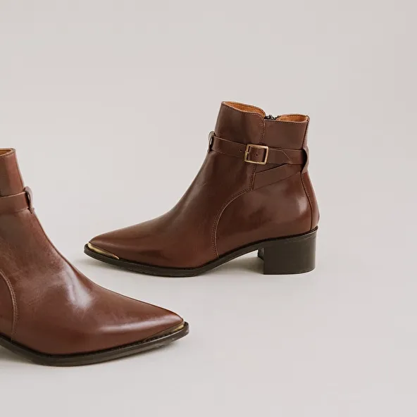 Pointed toe boots in brown leather