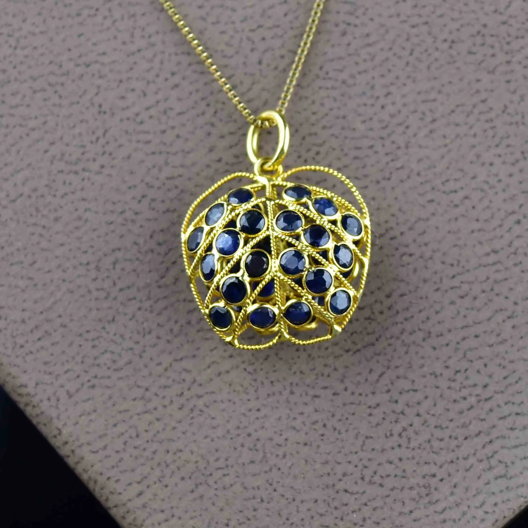 Vintage 18K Gold Filigree Blue Sapphire Pendant Necklace